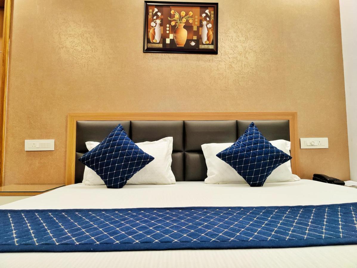 Hotel Park Hills Mohali Bagian luar foto
