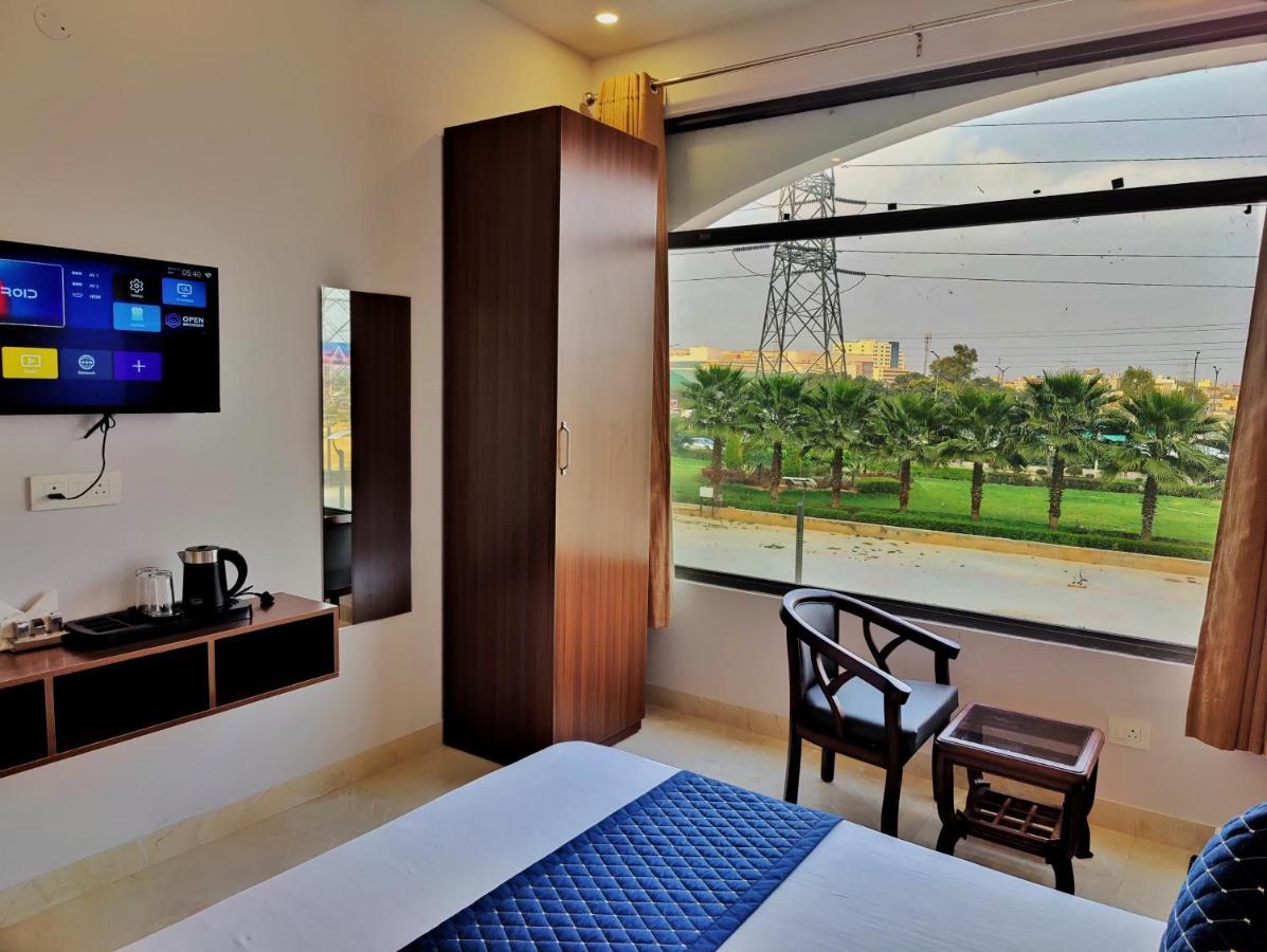 Hotel Park Hills Mohali Bagian luar foto